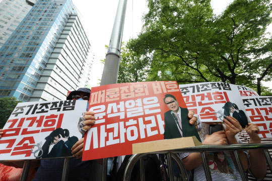 유튜브 채널 '서울의소리' 관계자들이 14일 오후 서울 서초구에 위치한 윤석열 대통령의 자택 앞에서 24시간 집회를 하고 있다.<연합뉴스>